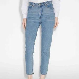  - Jeans från Monki, modell Kimono. Fint skick! Slitstarkt tyg. Strl 27.  Finns att hämta i sthlm, annars tillkommer frakt 