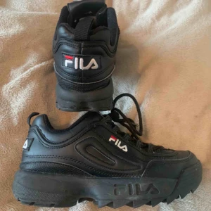  - Svarta Fila disruptor skor🔥 Använda ett fåtal gånger så de är i toppskick! Köpta för 1200kr, frakt ingår i priset🤩