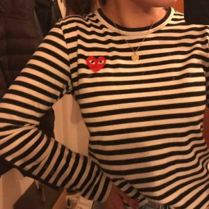  - Säljer min Comme des garcons långärmade tröja. Köpte denna tröja förra våren och använd ett antal gånger. Supersnygg men kommer inte till någon användning längre. Den är i storleken M men skulle absolut påstå att den är i xs-s!! 