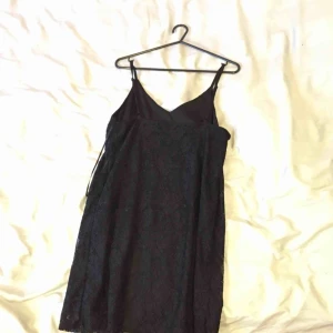  - Fin spetsklänning från Monki med justerbara axelband🍸