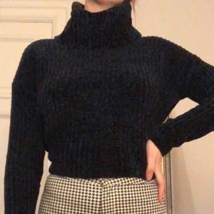  - Stickad mörkblå tröja i glansigt garn, likt sammet. Hög krage som kan vikas önskat antal gånger (på bilden vikt en gång). Lite croppad. Köparen står för frakt:)