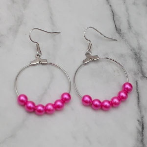  - Fina silverfärgade örhängen med rosa pärlor.  Fri frakt vid köp över 100:-.