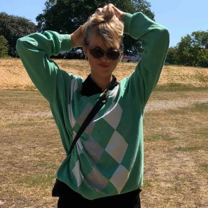  - Jättefin mintgrön vringad pullover men gråa och vita detaljer💚