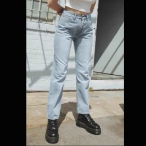  - Ett par ljusblå jeans från brandy Melville, storlek M men skulle säga att de passar 26/27 i storlek, de är 99 cm långa! Jag är 1,68 och de är ner till precis över foten på mig