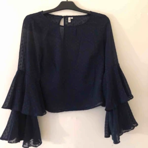  - Blå blus från Nelly med fina armar. Använd en gång. 