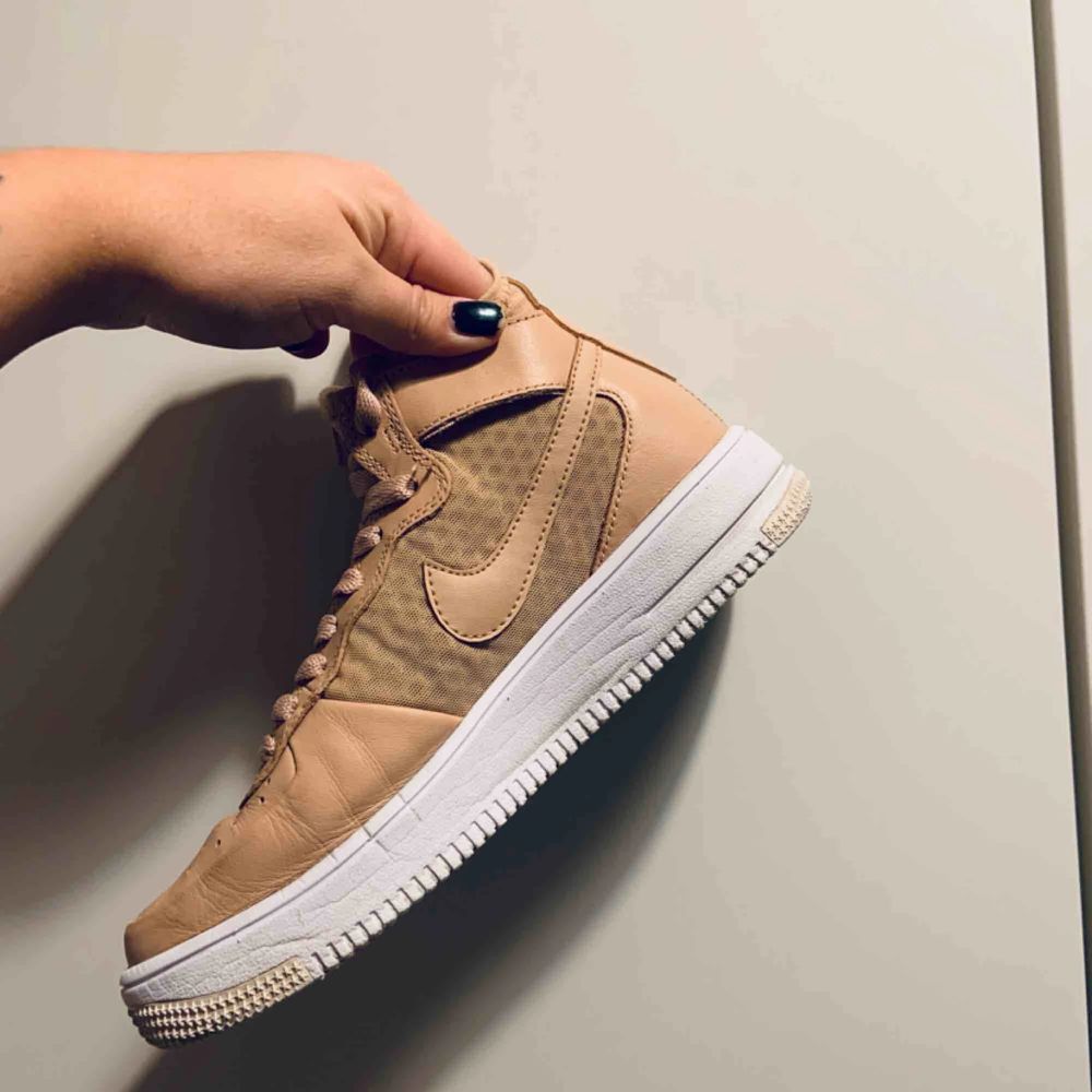 Nike Air Force 1 Ultra in beige. Light and comfortable sneakers. Size 38.. Skor.