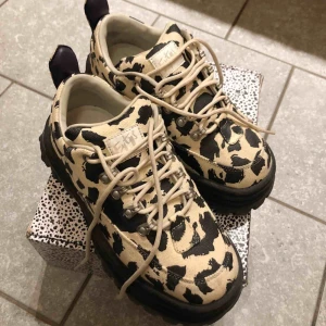  - Säljer ett par Eytys angels i storlek 39, använda en gång. Säljer då de är snäppet försmå. Pris inkl frakt ✨🌸