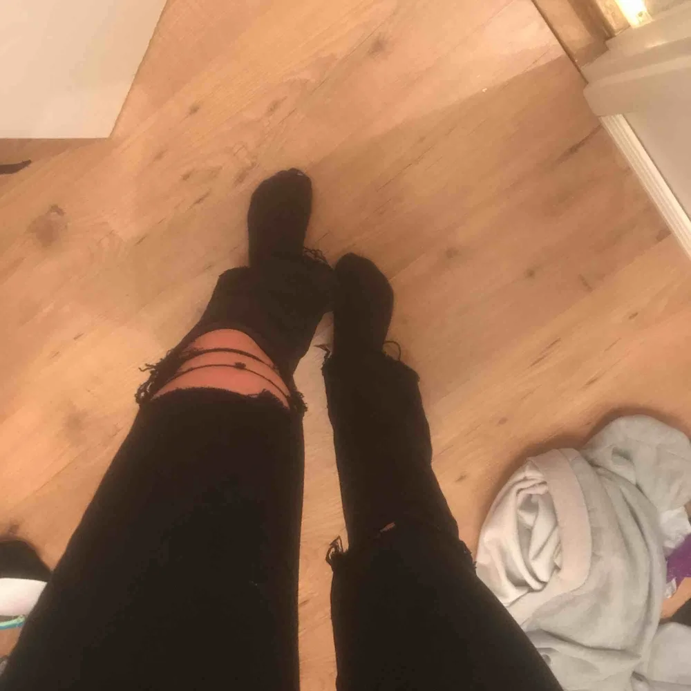 Svarta bootcut jeans från Gina tricot med hål på knäna. Älskar dessa men har tyvärr blivit lite för korta för mig. Dom är i storlek m men skulle säga att dom sitter mer som s 🥰❤️. Jeans & Byxor.