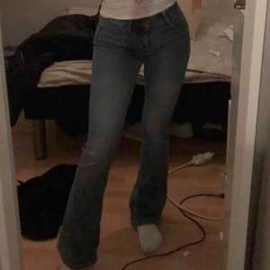 - Säljer mina superfina bootcut jeans från crocker. Använda endast en gång, precis som i nyskick. 🌸 hör av er på dm för frågor och pris!