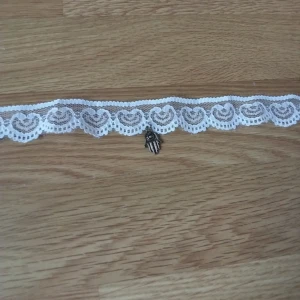  - Choker i vitt tyg 