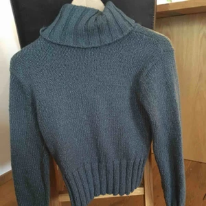  - Snygg kort stickad polo tröja. Frakt tillkommer