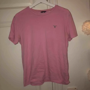  - Tröja från gant, det är storlek 170 men passar S. Finns ett hål på tröjan på ryggen, syns inte så mycket dock!💗 Frakt tillkommer och betalning sker via swish! Skicka för mer info