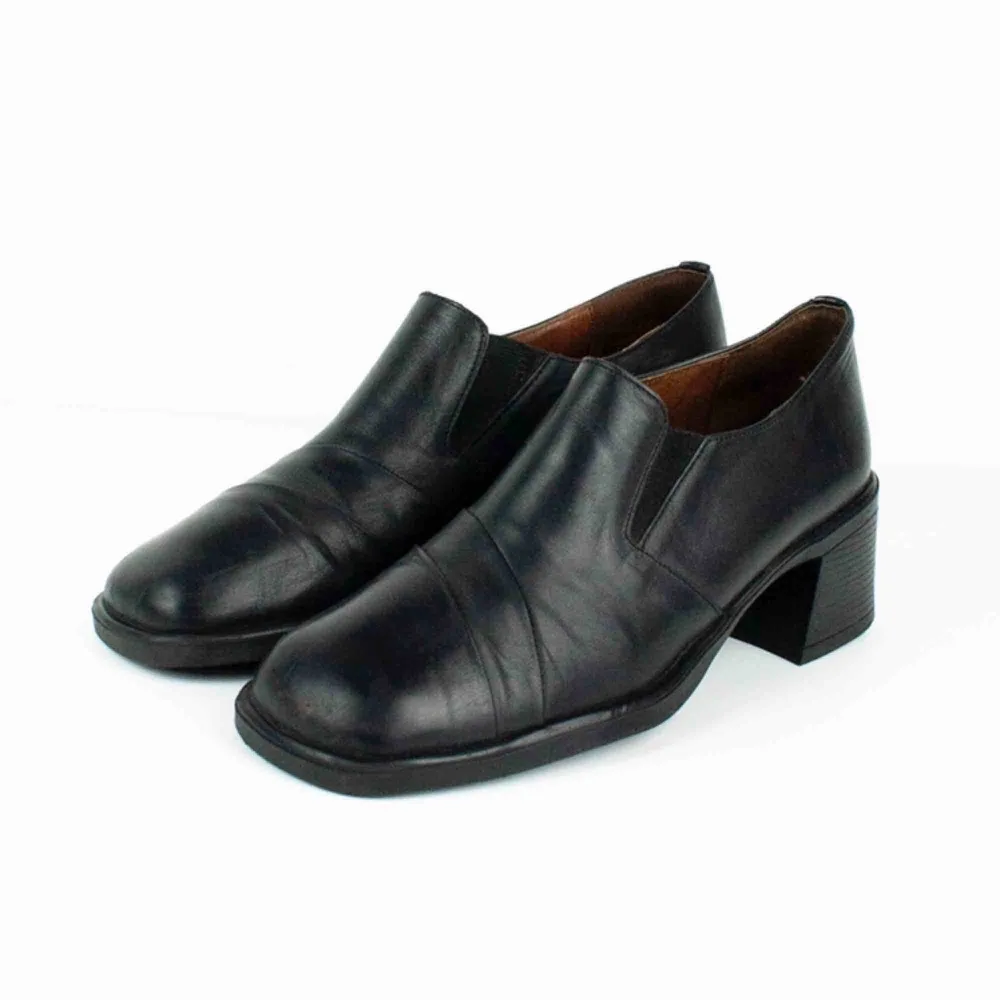 Vintage 90s 00s Y2K leather block heel square toe brogue boots in black Very light signs of wear Label: 38, feels like true to size, can fit size 37.5 with thicker socks Free shipping! Read the full description at our website majorunit.com No returns. Skor.