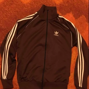  - Jättefin adidas kofta köpt second hand som jag troor är från sent 70-tal/någon gång från 80-talet. Passar jättebra som en oversized tröja☄️ jättebra skick!