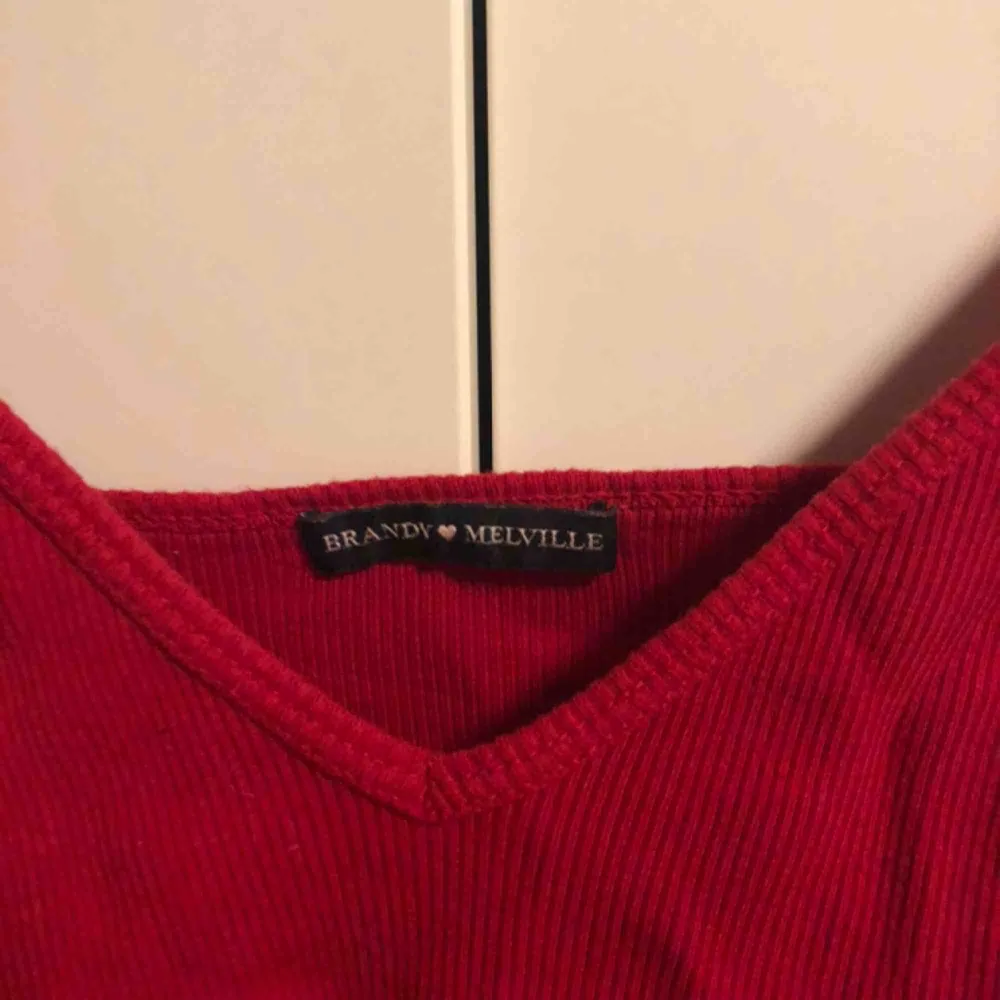 Fint linne från Brandy Melville ❤️ Köpt för ca. 1 år sedan men bara använd ett fåtal gånger. Perfekt skick. . Toppar.