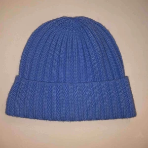  - Ljusblå ribbstickad mössa från h&m endast använd 1 gång! Perfekt nu till vintern💙 (+frakt) 