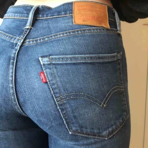  - Levis bootcut byxor. Jag har storlek m och de passar mig:) frakt tillkommer:)