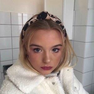  - Hårband från Ginatricot. Nypris 50kr och säljer för 30kr. Den är helt ren och är som ny. Säljer pga att jag inte använder den längre. Kontakta mig här på Plick om du är intresserad! 