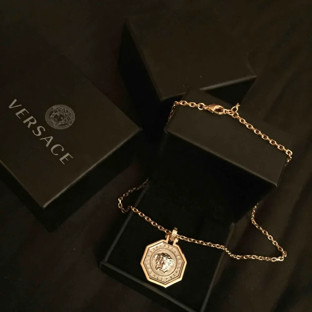 Versace guld halsband köpt på Voltaire. Den är ny och i bra skick. Säljes pga behöver pengar.. Accessoarer.