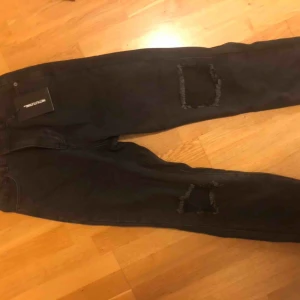  - Helt nya jeans från PLT, (prislappen sitter kvar!), säljer pga köpte fel storlek! Bra material! Frakten ingår i priset! 