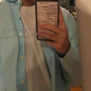  - Fin ljusblå och vit-randig skjorta!🦕🧊🥣🦋 gott skick!