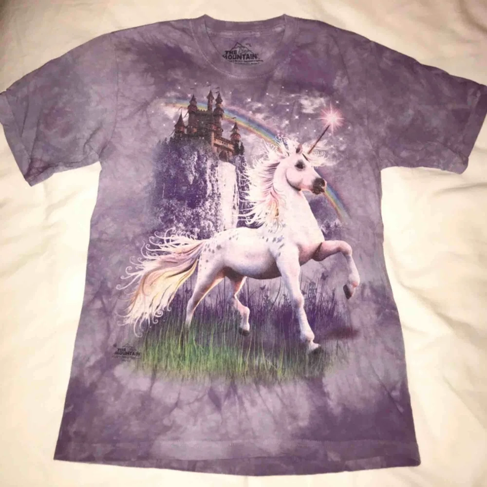 T-shirt med Unicorn-tryck 🦄 Stor barnstorlek, passar en vuxen XS-M beroende på hur löst man vill att den ska sitta.. T-shirts.