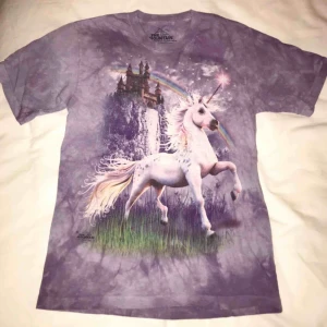  - T-shirt med Unicorn-tryck 🦄 Stor barnstorlek, passar en vuxen XS-M beroende på hur löst man vill att den ska sitta.