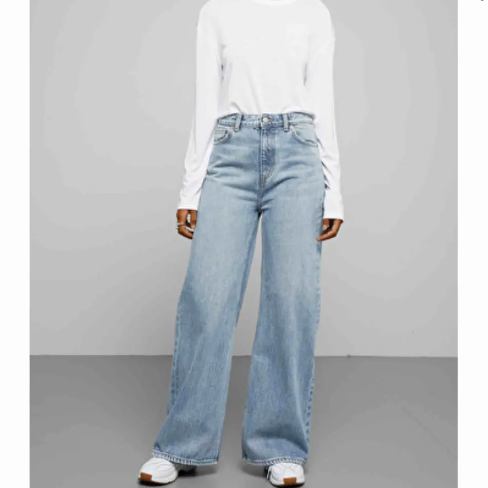 Säljer mina ACE-byxor från Weekday i storlek 26/30. Använda en gång och slutsålda överallt, säljer för 350 + 60kr frakt 🥰. Jeans & Byxor.