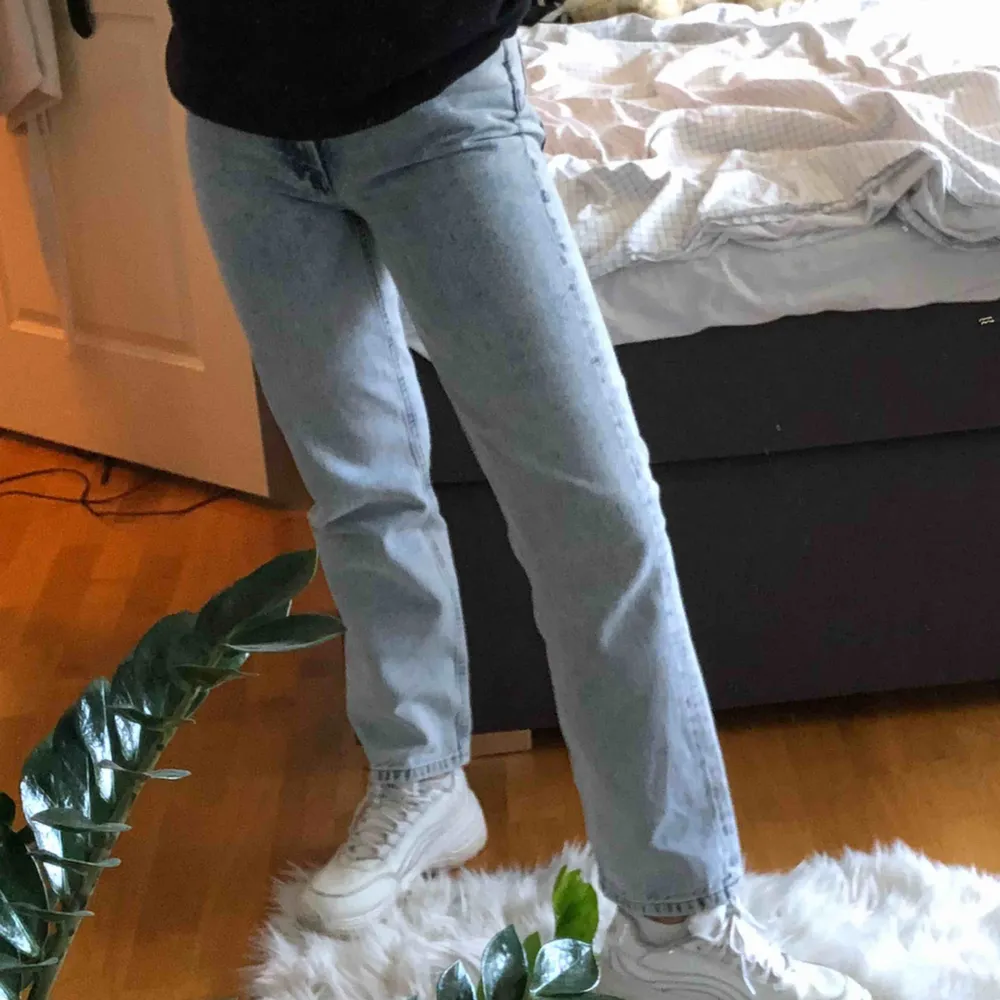 Säljer mina jeans från & Other Stories! Verkligen mina favoritjeans som tyvärr blivit för små för mig :(💖  Jag är 161 cm!!!. Jeans & Byxor.