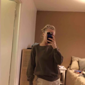  - Säljer denna fina bruna college-tröjan pga kommer inte till användning längre! Den är köpt second hand så vet tyvärr inte märket. Kan mötas upp i Västerås eller så står köparen för frakten!🥰