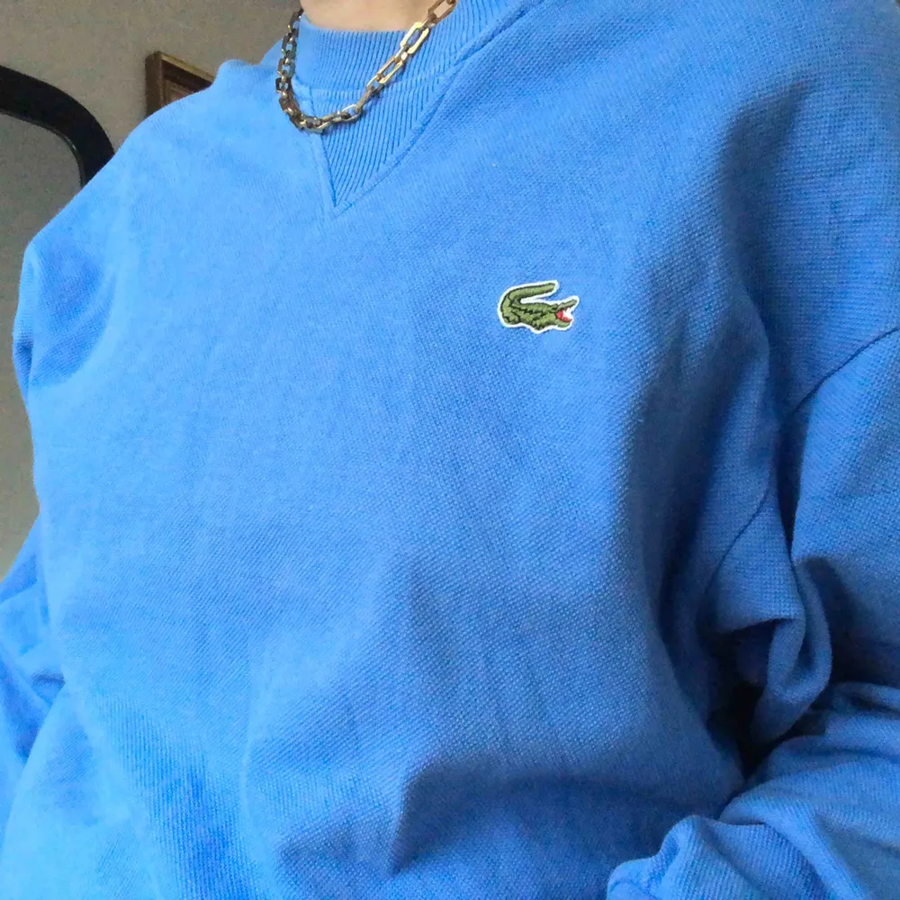 Jättesnygg ljusblå tröja från lacoste💙 visas på mig som vanligtvis har storlek M, frakt tillkommer. Hoodies.