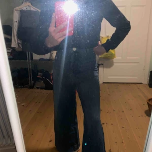 Zara jeans - Jättesköna & nästintill oanvända utsvängda byxor från Zara! Köptes i somras och har tyvärr inte kommit till användning utan bara legat i garderoben! Är i storlek 36 men passar även storlek 34 & 38 skulle jag säga💞