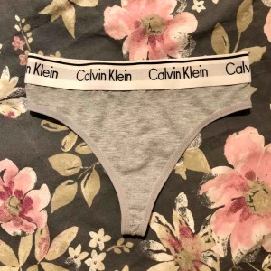  - Ljusgrå Calvin Klein string, oanvända! Frakt ingår i priset (Inte äkta men identiska med äkta)