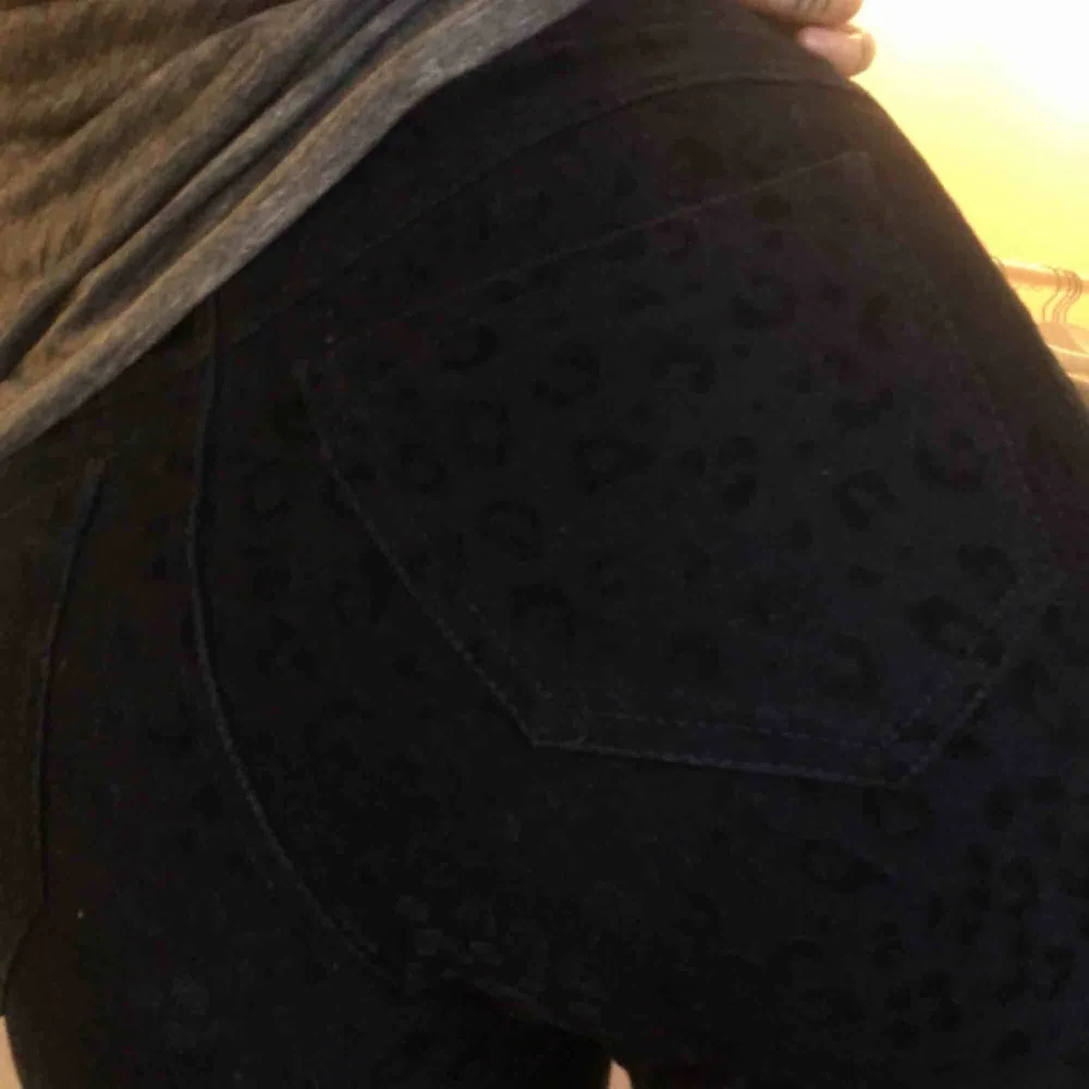 Leopardmönstrade jeans/leggings i mörkblå av HUE. Köpa i San fransisco. Sparsamt använda. Sköna och mjuka. Funkar även till storlek S då de är stretchiga. . Jeans & Byxor.
