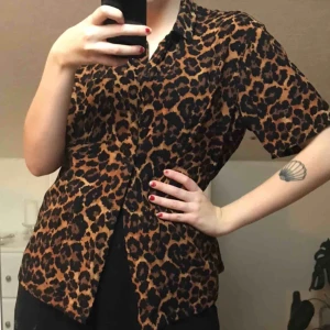  - Sjukt cool oversize skjorta från Urban outfitters!!! Storlek S, köpt i New York endast använd 1 gång!!  Köparen står för frakten ca 60kr 💓🤠