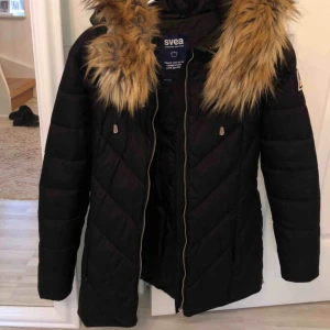  - Vinterjacka från SVEA i storlek XS. Använd cirka 10 gånger så är i princip i nyskick. Lite längre modell. Köpt för 2499. 