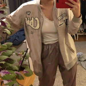  - Zara jacka beige med detaljer 