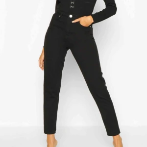  - ”High Rise Mom Jean” från Boohoo i storlek 36 (UK 8) helt oanvända, fortfarande i orginalförpackning med alla lappar kvar. Säljer pga de inte passar mig. ❗️Frakt tillkommer❗️