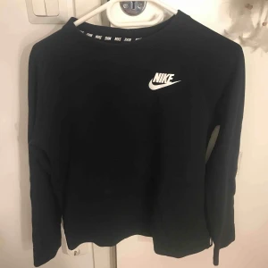  - Säljer en Nike tjockare långärmad, aldrig använd. Kunden står för frakten 