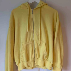  - En vanlig gul tjocktröja, martialisk är väldigt bra och luvan är väldigt fin