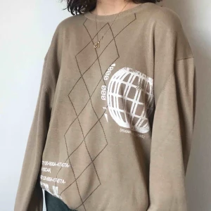  - Beige oversized tröja med tryck på, oanvänd. Frakt tillkommer. Kan skicka fler bilder🌸