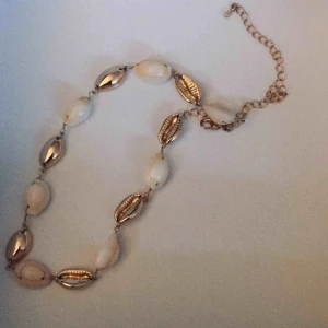  - Snäck halsband köpte det för 79 kr köpte halsbandet på h&m aldrig använt     Betalar allting med swish