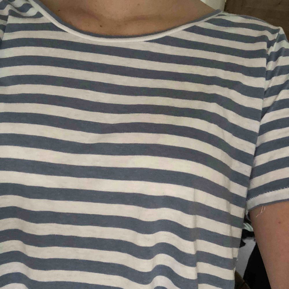 Randig blå och vit T-shirt från size 8 needle Storlek M men passar också S bra! . T-shirts.