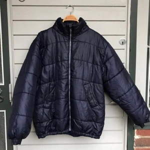  - Säljer denna stora puffiga jackan i en glansig blålila färg! Den är så varm och mysig, går att vika upp om man vill ha den kortare 💖 den är köpt på humana för två år sedan men är knappt använd så fint skick!