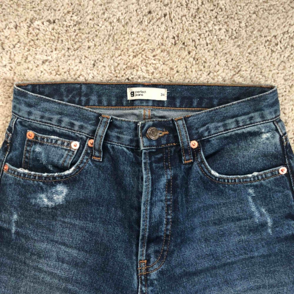 Raka mörkblå jeans från Gina tricot med små slitningar vid fickorna. Bra kvalité och fint skick. Köparen står för frakten:). Jeans & Byxor.
