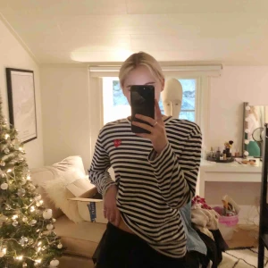  - Säljer nu min CDG tröja då den inte kommer till användning längre. Använd fåtal gånger så är i väldigt bra skick. Kan skickas på post elr mötas upp i Gbg💗