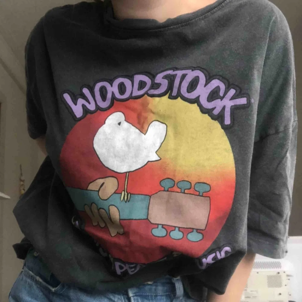 Jättecool Woodstock tröja med hippie vibes från Pull&Bear!🥰endast använd en gång. T-shirts.