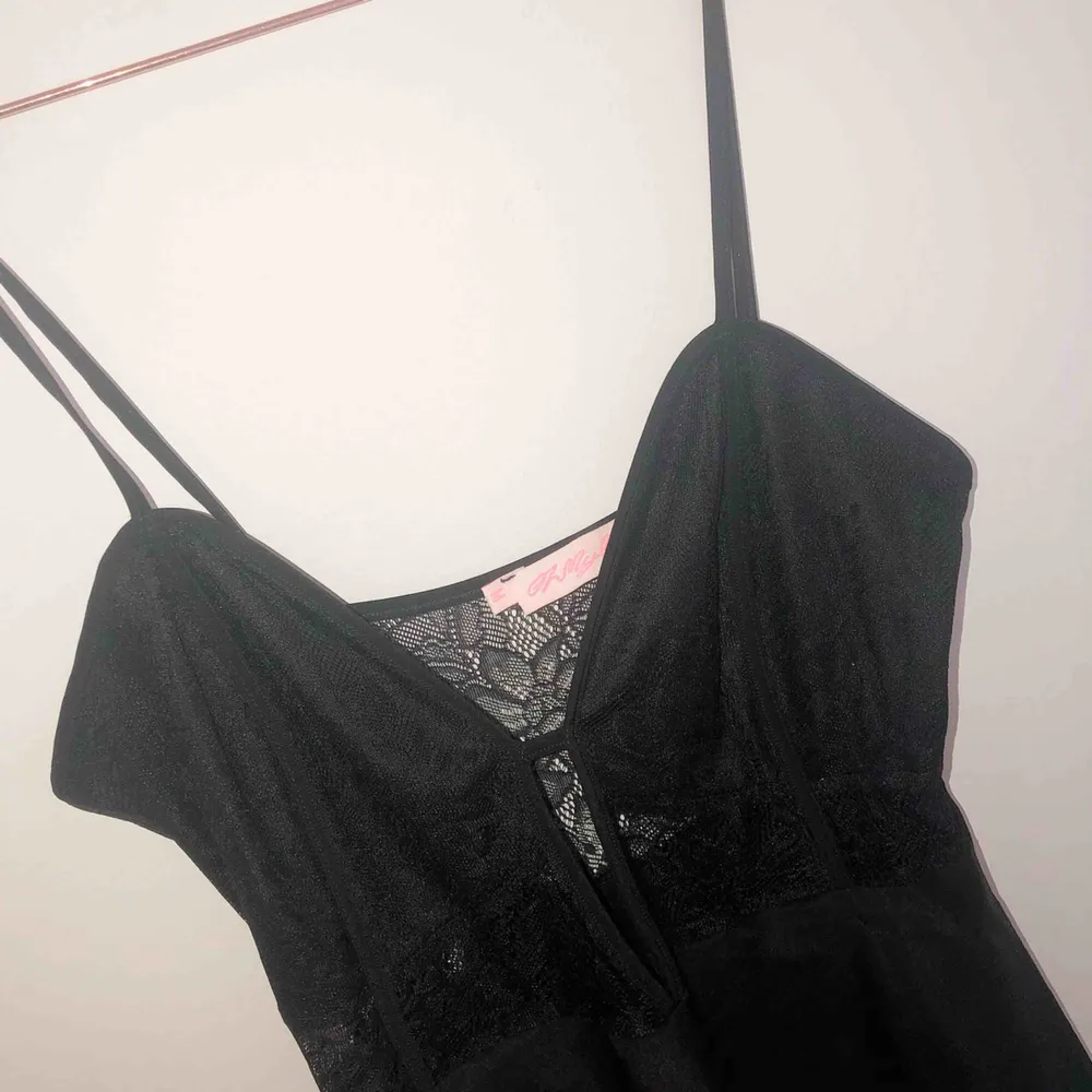 Sexig svart klänning i spets, supersnygg på men inte kommit till användning. Storlek M och oanvänd. Köpt för 400 kr.. Klänningar.