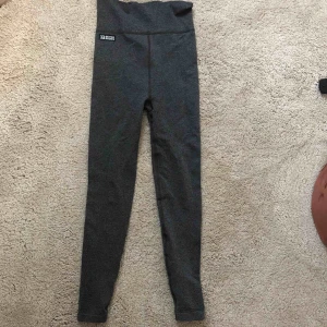  - Super fina och sköna tränings tights från märket Better Bodies. Modell Bowery high tights. Endast använda 1 gång!!! Färg: mörkgrå storlek: M 
