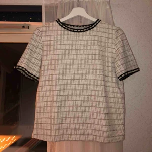  - Köpt på zara för nästan ett år sedan för 150kr. Använd två ggr. Så fin och annorlunda T-shirt. Lite tjockare material än vanligt. 